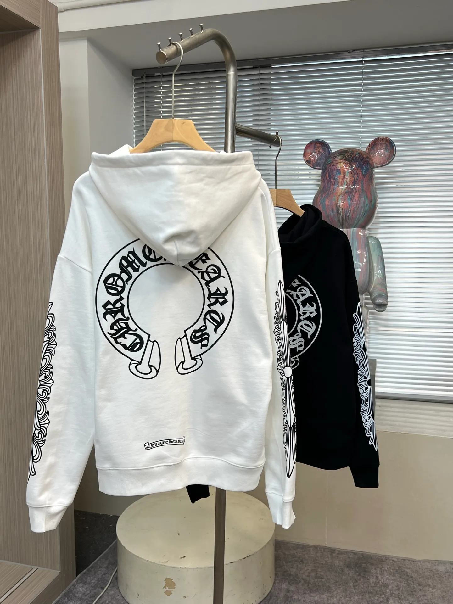 🅿️330 High Quality B25 🇺🇸New York Exclusive｜ChromeHearts 25 Early Autumn Flower Arm Horseshoe Hooded Sweatshirt is here Sanskrit letter rattan flower cross horseshoe hooded sweatshirt, same style for men and women, a must-have basic and versatile sweatshirt jacket for early autumn, easy to solve daily matching problems! Casual fit hooded sweatshirt, the silhouette is casual, smooth, casual and tolerant. Customized 450g pure cotton fabric with clear texture and comfortable upper body. The classic model is a must-have for students. If you like it, come and get the same model!